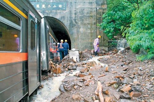 台铁遭遇土石流3人重伤 列车最快次日通车