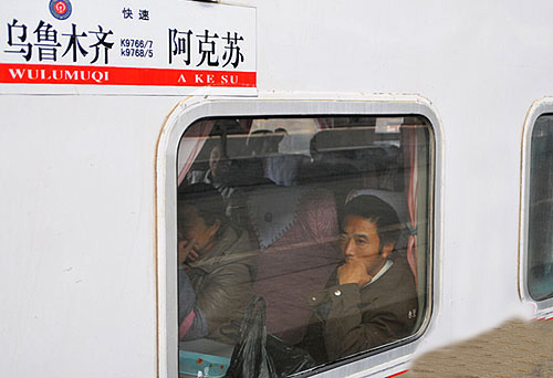 吐鲁番阿克苏加开临客列车