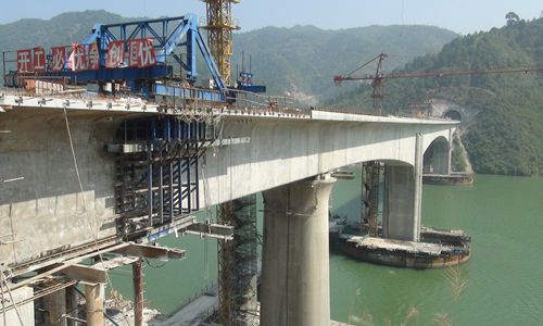 沪昆高铁湖南段沅江大桥合龙 铁路工程进入铺轨施工