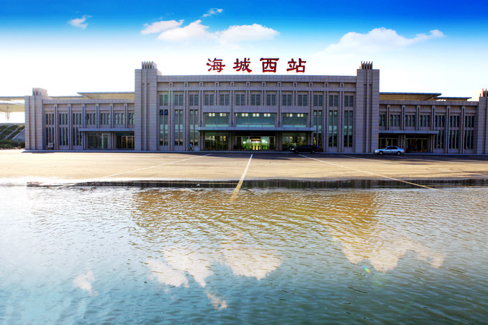 海城西站位于辽宁省海城市东四镇二大堡村,随着哈大高铁海城西站进入