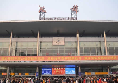 成都铁路局因春游启动周末开行将近百组赏花动车